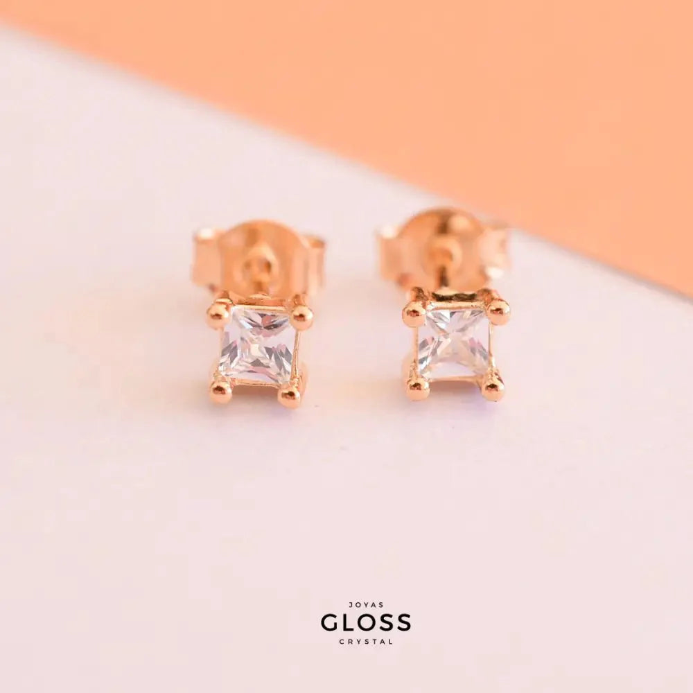 Aros Punto De Luz Cuadrado Bebé Oro - Joyas Gloss Crystal